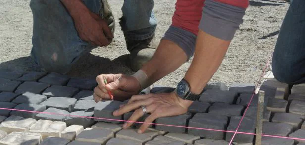Cómo instalar adoquines de piedra
