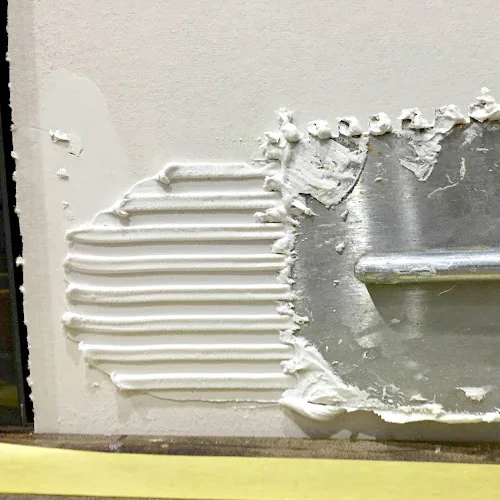 Detalle 3 de Cómo instalar fachaletas de piedra: del replanteo a la entrega