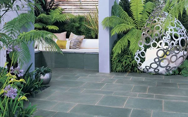 Detalle 1 de Piedra pizarra para exterior: cómo elegirla para terraza, patio o fachada