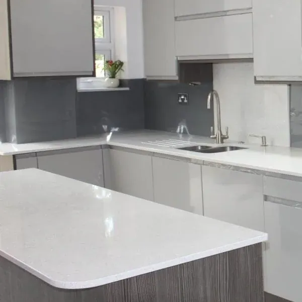 Referencia de distribución de cocina clara con muebles y península