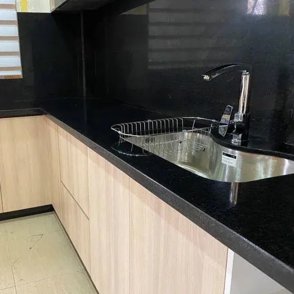 Referencia de cubierta oscura junto a muebles de madera clara