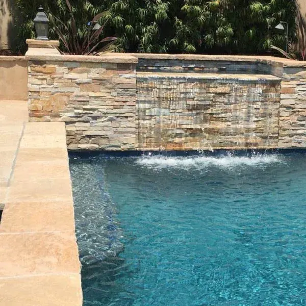Piscinas con revestimiento de piedra natural