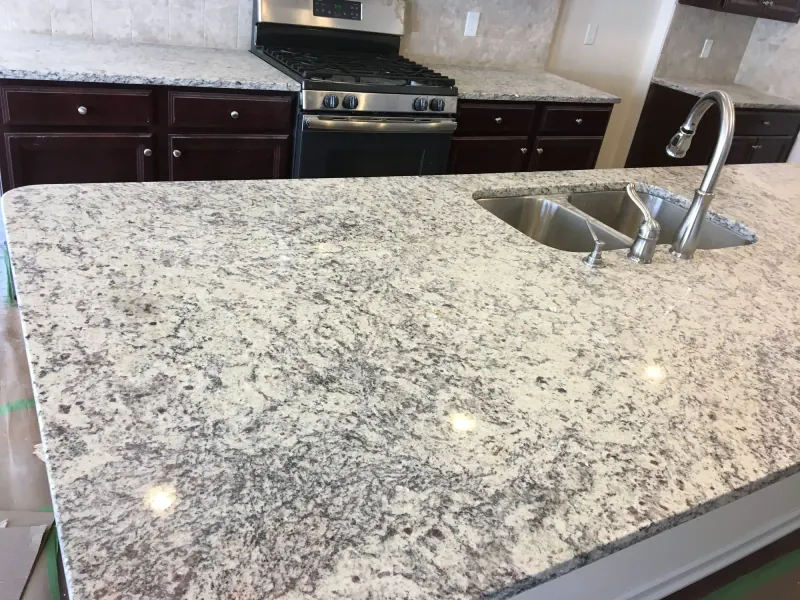 Referencia de cubierta de granito Gris Blanco Dallas con lavaplatos