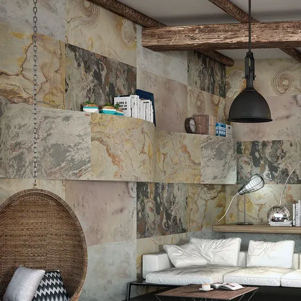 Ambiente interior con láminas de piedra de tonos variados y muebles de madera