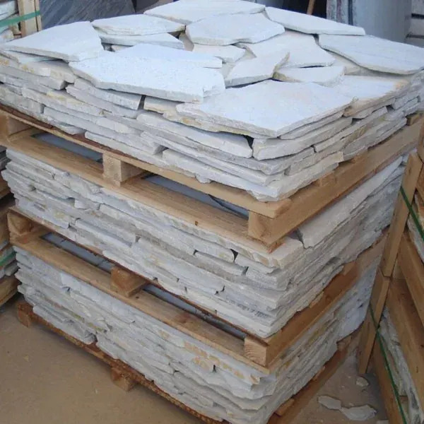 Piedra laja clara presentada en un pallet para su distribución