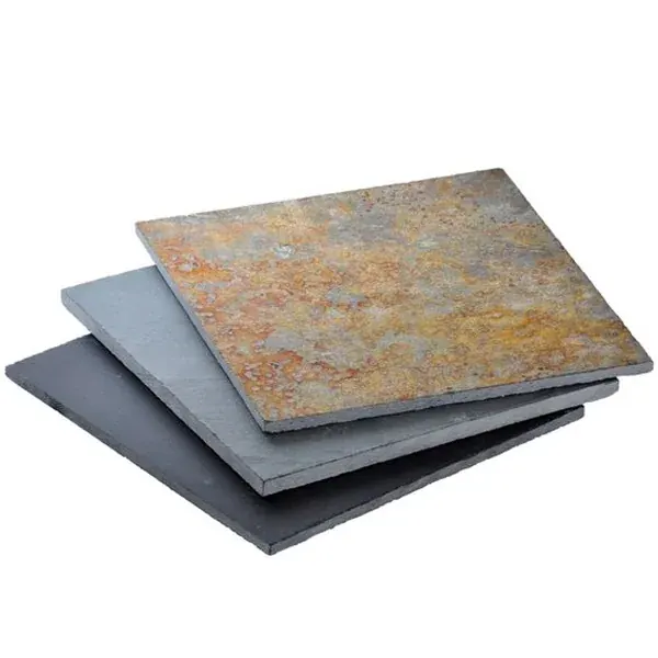 Tres palmetas de piedra pizarra en tonos negro, gris y oxidado sobre fondo blanco