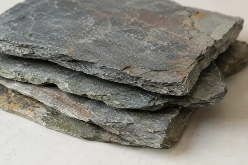 Ilustración de capas y bordes de varias muestras de piedra de aspecto pizarroso
