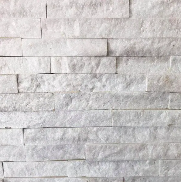 Detalle de un revestimiento claro con piezas estrechas de cuarzo blanco